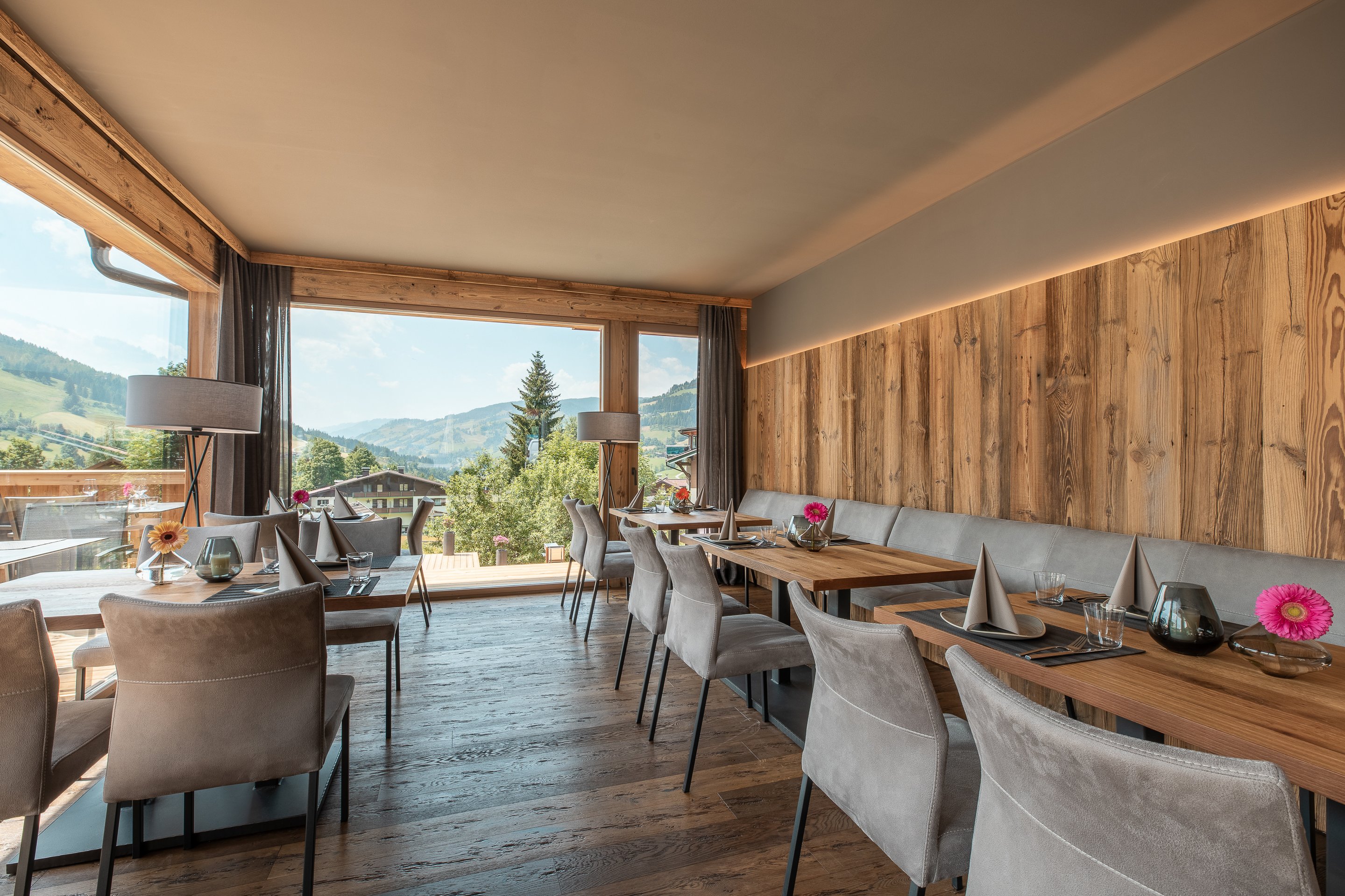 Almmonte Eatery im Sommer mit blauem Himmel im Hintergrund