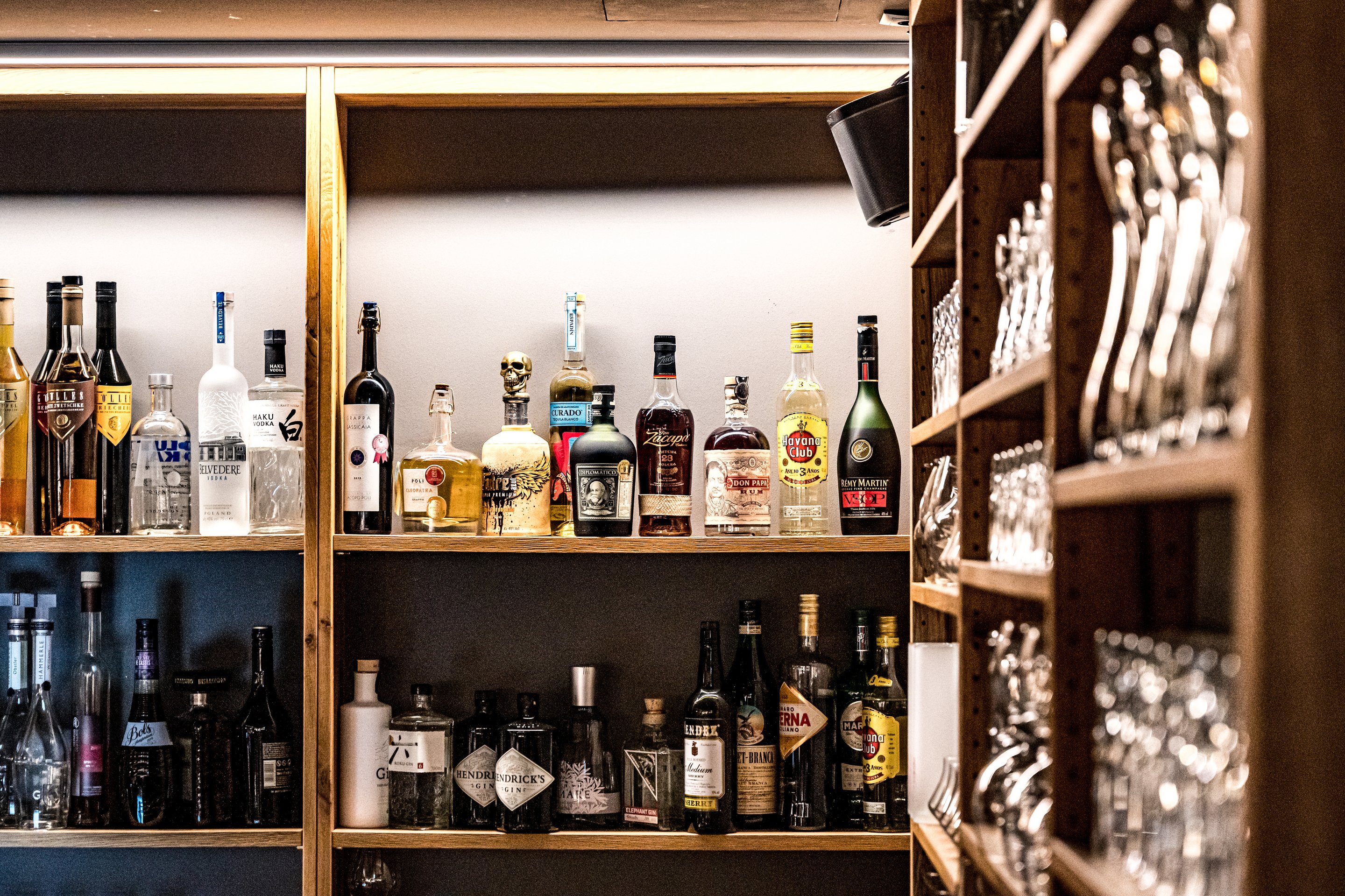 schöner Hotelbar mit Getränke und Gläser in Wagrain