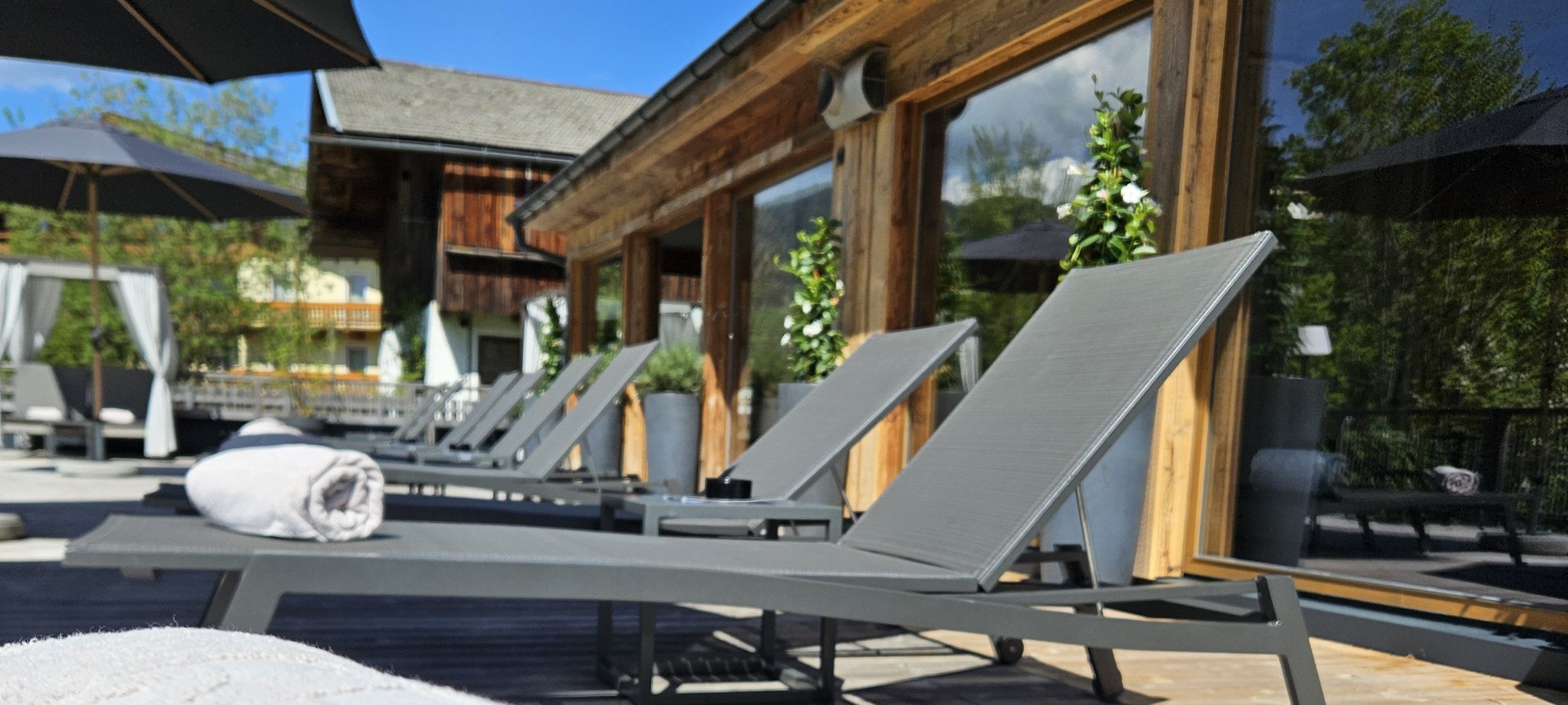 Liegen auf der Poolterrasse mit Handtücher in Wagrain