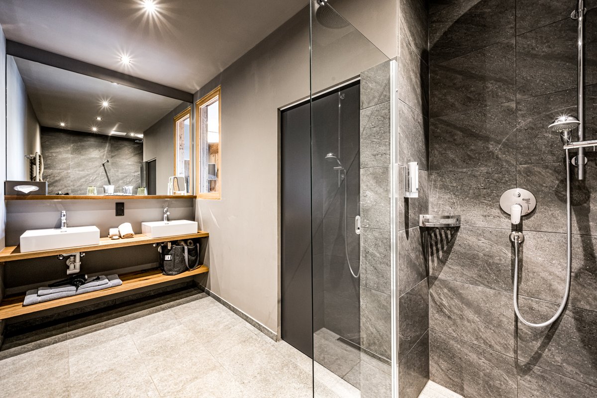 Großzügiges Badezimmer mit Regendusche & Doppelwaschbecken