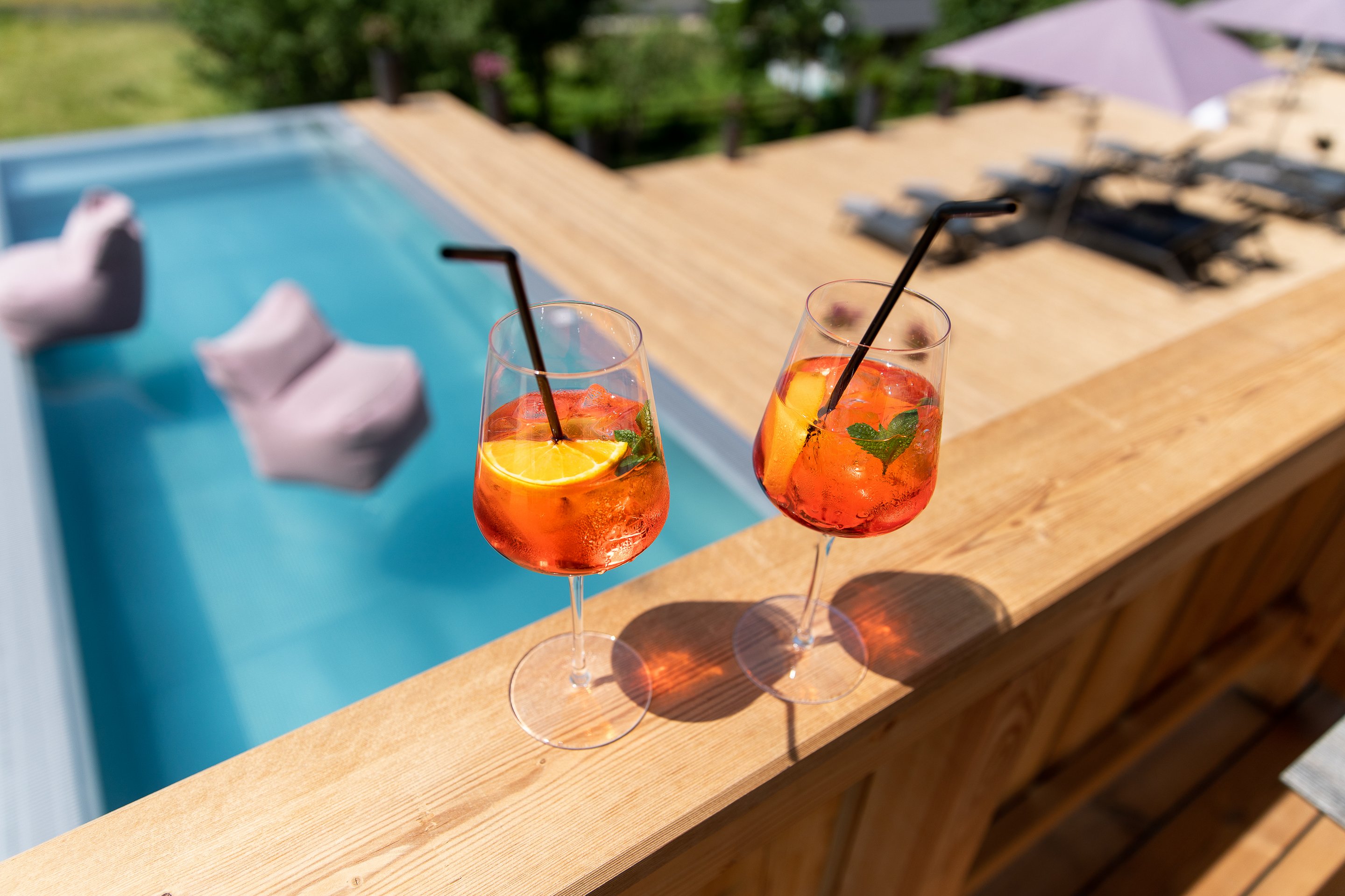 getränke am Pool als Erfrischung nach einem Wandertag in sensum