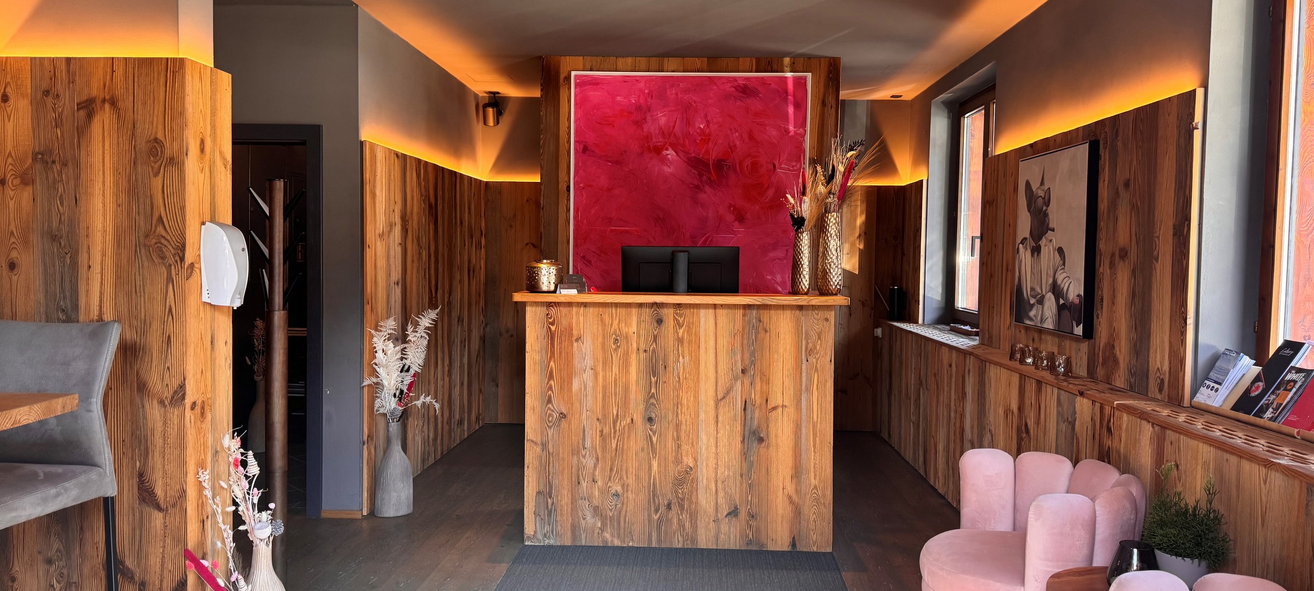 unser Rezeption, Hoteleingang mit Janajo Bild im Hintergrund